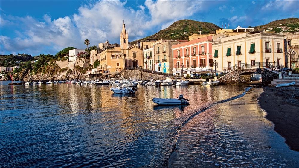 Visit of the island of Lipari by sea and by land