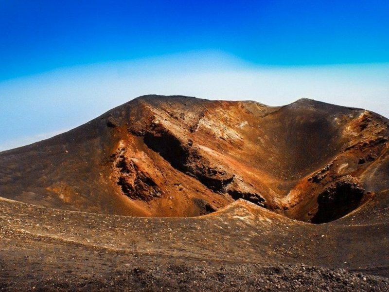 Particolare dei crateri sul vulcano Etna